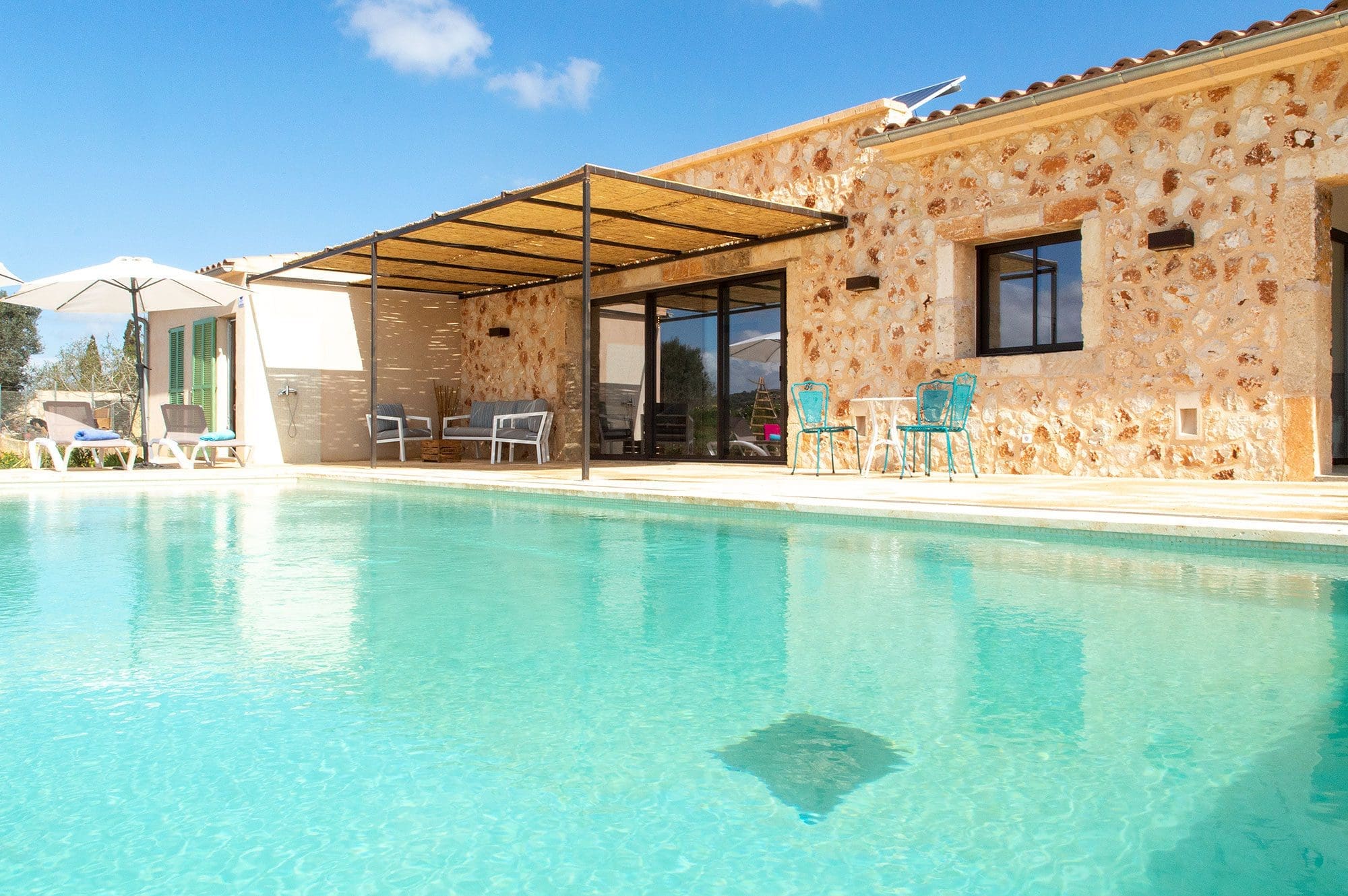 Finca auf Mallorca mit Pool, Natursteinfassade und sonniger Terrasse